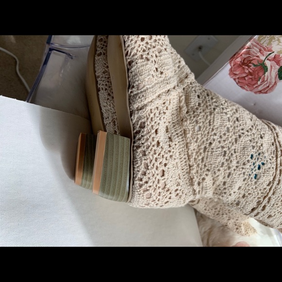 Unknown Crocheted off white natural boots. - Picture 3 of 5